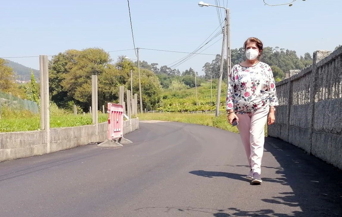 Chelo Besada recorriendo las obras en el lugar de A Bouza