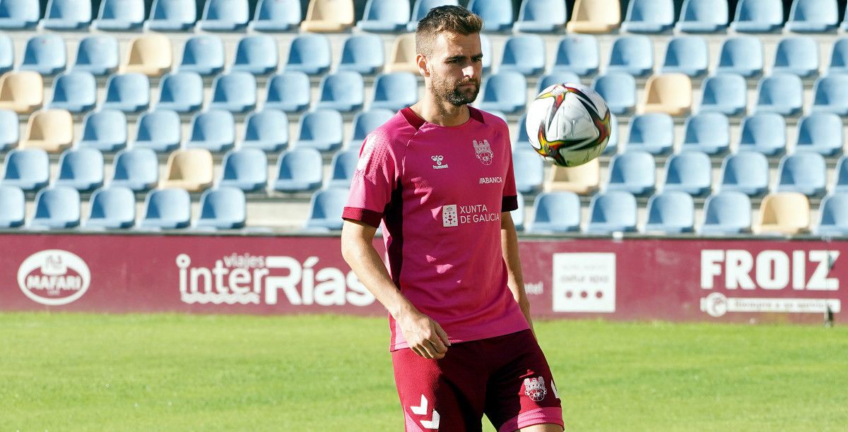 Álex González durante un entrenamiento del Pontevedra en Pasarón