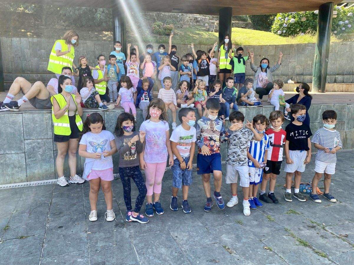 Participantes no campamento municipal de Marín