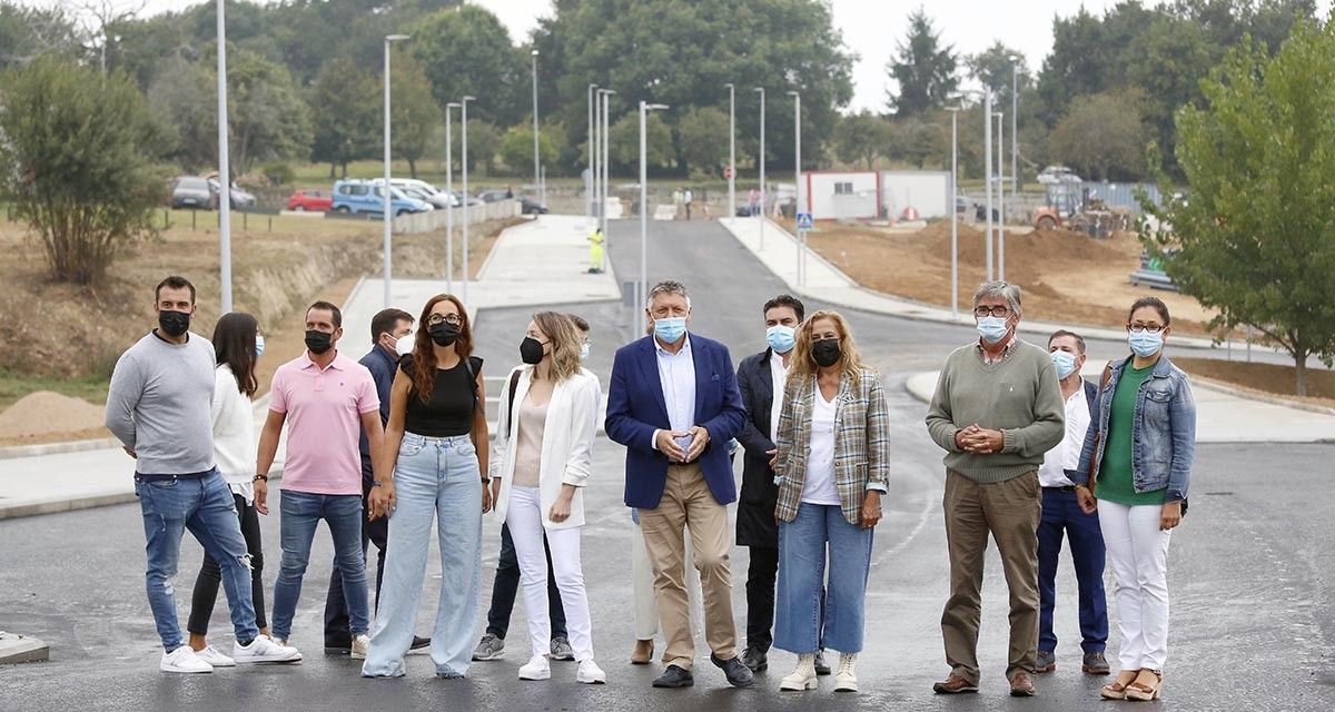 Visita de las autoridades a las obras de urbanización de O Revel