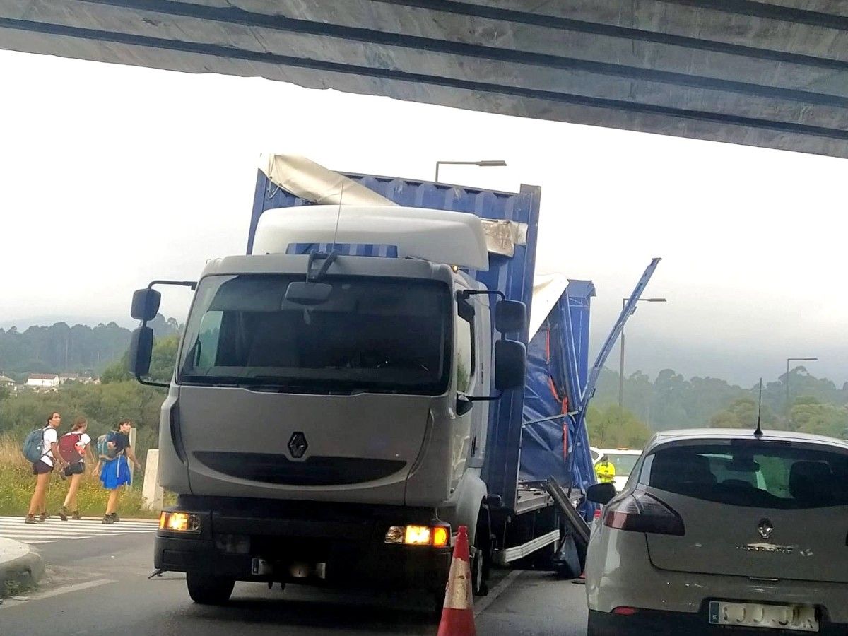 O camión que quedou atrapado na ponte de Alba