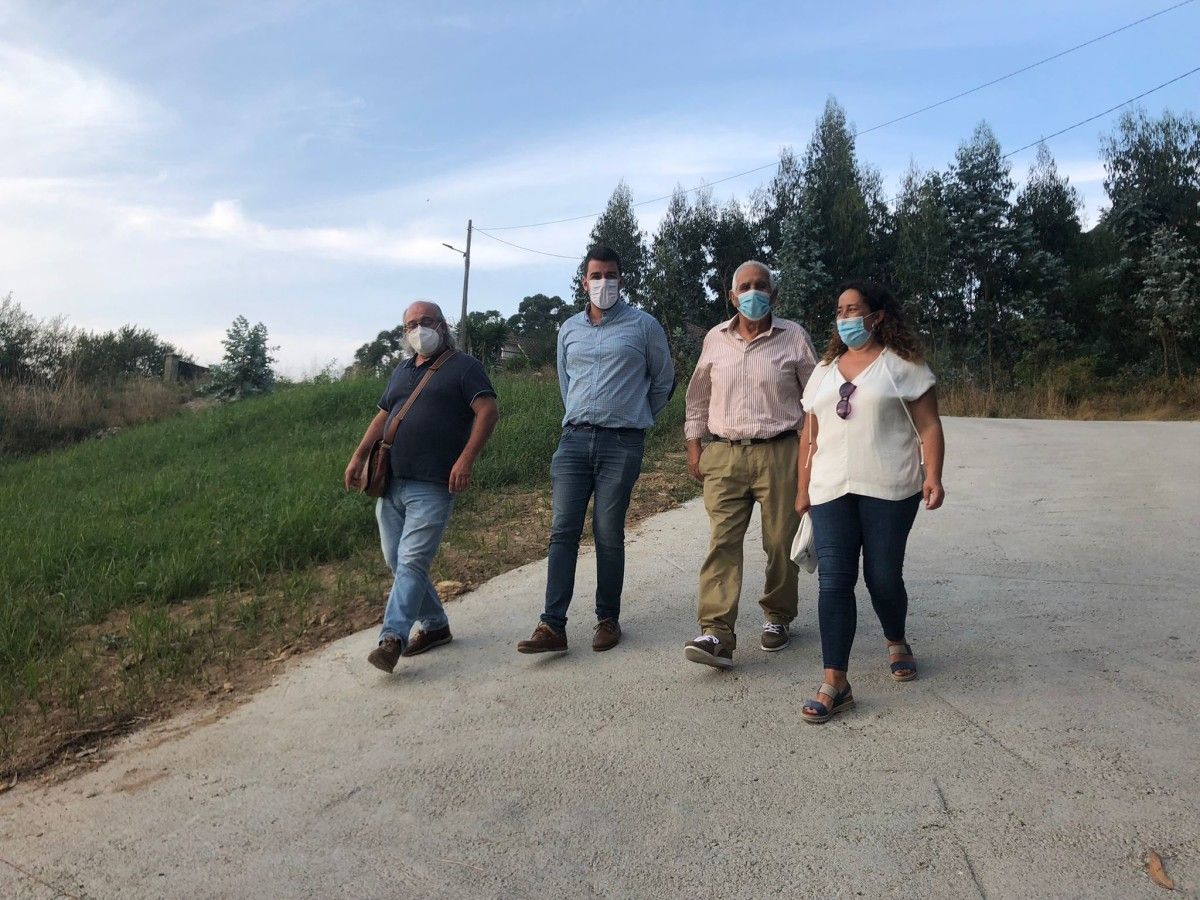 Visita ás obras de mellora dos accesos a tres vivendas rurais en Chamo, en Marín