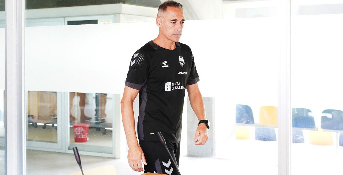 Ángel Rodríguez, entrando na sala de prensa do Estadio Municipal de Pasarón