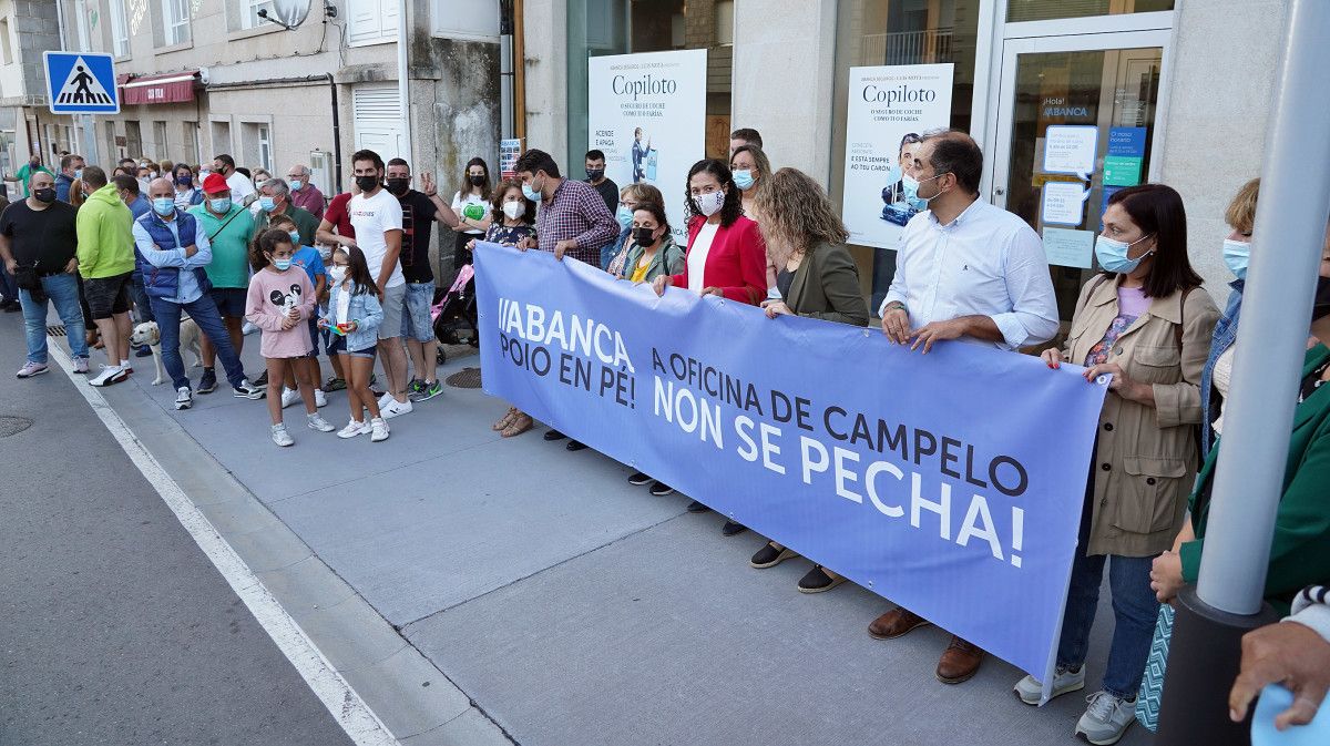 Manifestación en Campelo por el cierre de la sucursal de Abanca