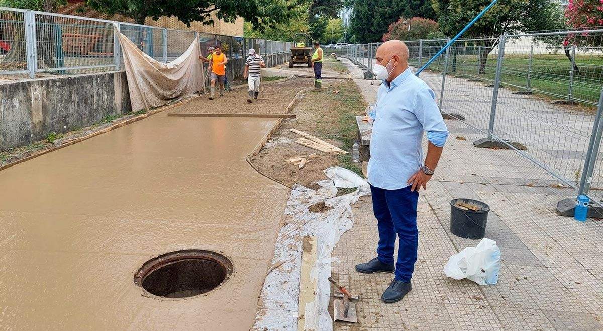 Tino Fernández supervisa a nova senda no Paseo de Valle-Inclán 