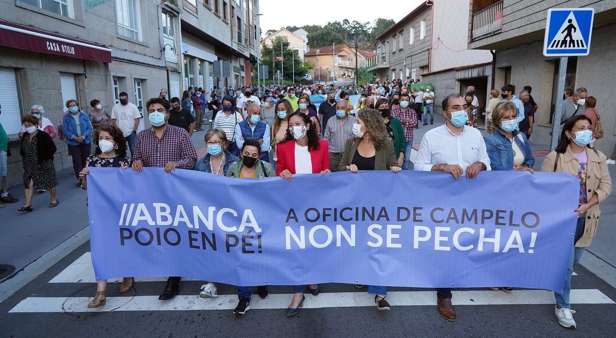 Manifestación en Campelo por el cierre de la sucursal de Abanca