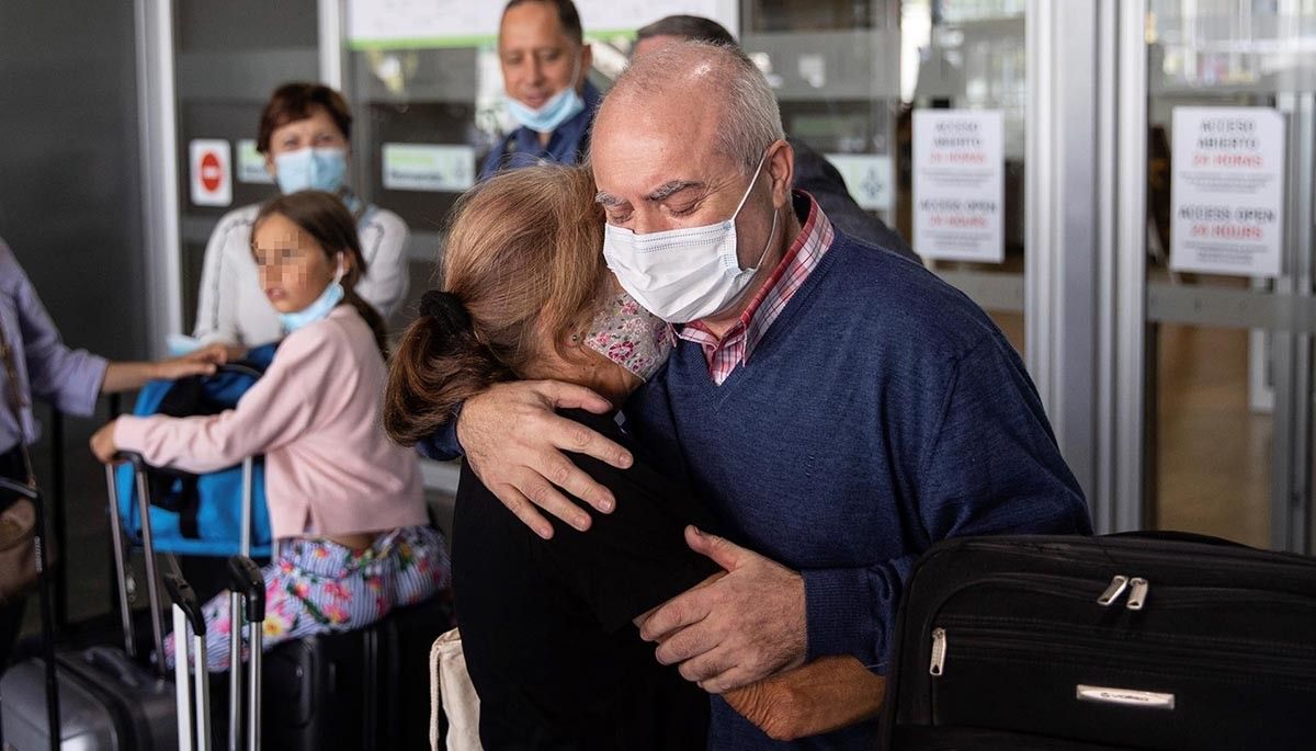 Pablo Costas, abrazado á súa irmá Isabel tras chegar a España