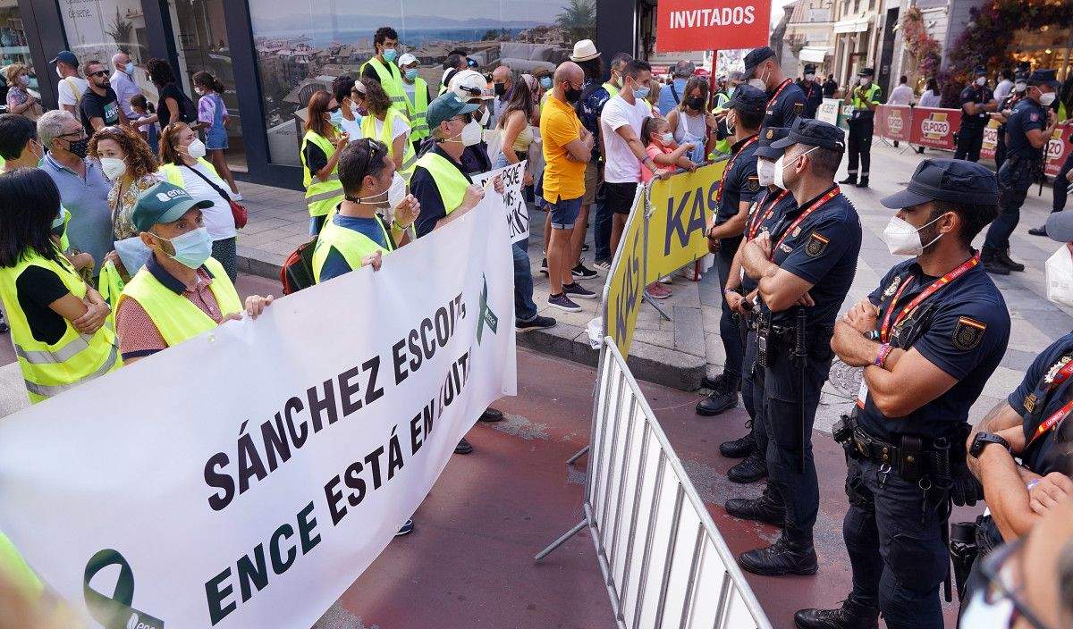 Protesta de los trabajadores de ENCE en la salida de La Vuelta en Sanxenxo