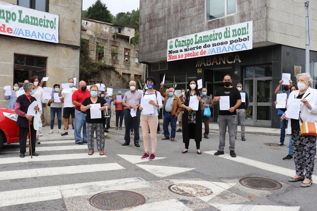 Protesta ante la sucursal de Abanca en Campo Lameiro