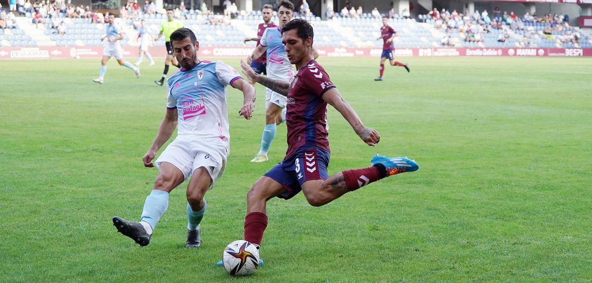 Samu Araújo en el partido de liga de 2ª RFEF entre Pontevedra y Compostela en Pasarón