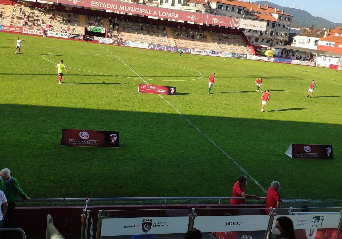 Partido de 2ªRFEF entre Arosa e Arenteiro
