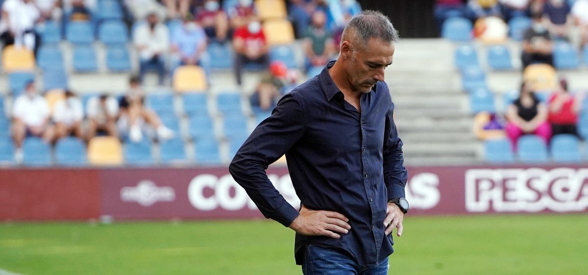 Ángel Rodríguez, no primeiro partido de liga de 2ª RFEF entre Pontevedra e Compostela en Pasarón