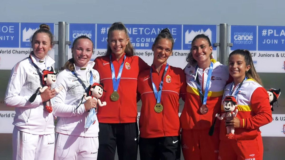 Claudia Couto e Lucía Graña (á dereita) no podio do Mundial júnior de piragüismo sprint