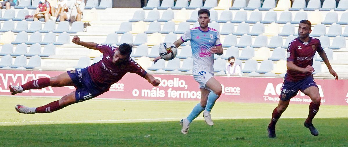 Charles, no primeiro partido de liga de 2ª RFEF entre Pontevedra e Compostela en Pasarón