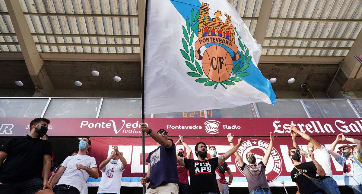 Aficionados en Pasarón en el primer partido de liga de 2ª RFEF entre Pontevedra y Compostela