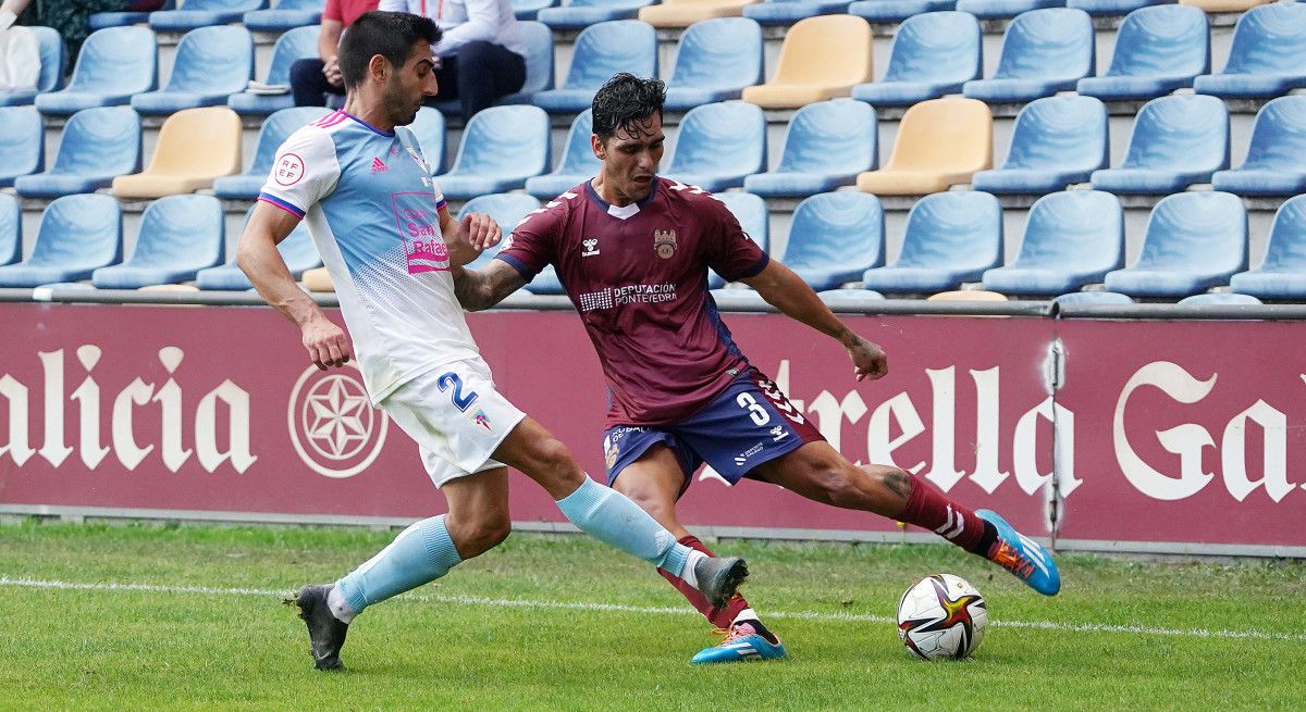 Samu Araújo no partido de liga de 2ª RFEF entre Pontevedra e Compostela en Pasarón