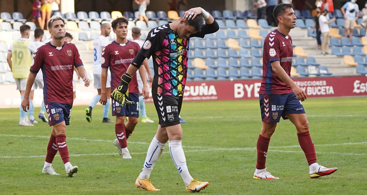 Primer partido de liga de 2ª RFEF entre Pontevedra y Compostela en Pasarón