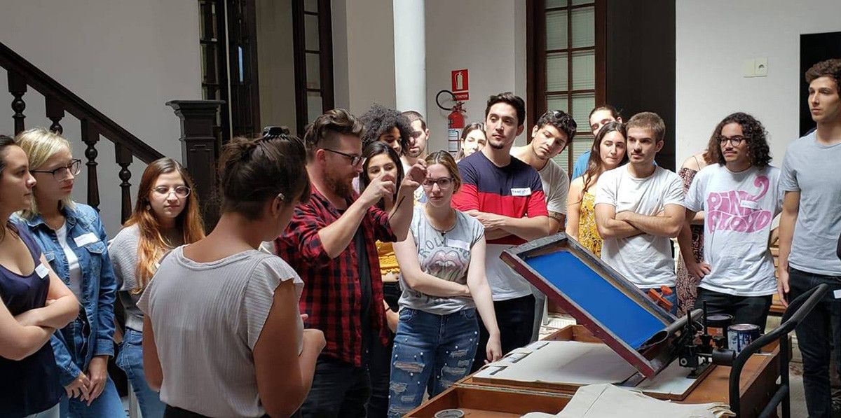 Un grupo de estudiantes universitarios