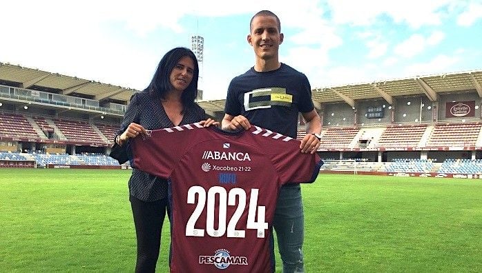Lupe Murillo y Rufo tras cerrar la renovación del delantero hasta 2024