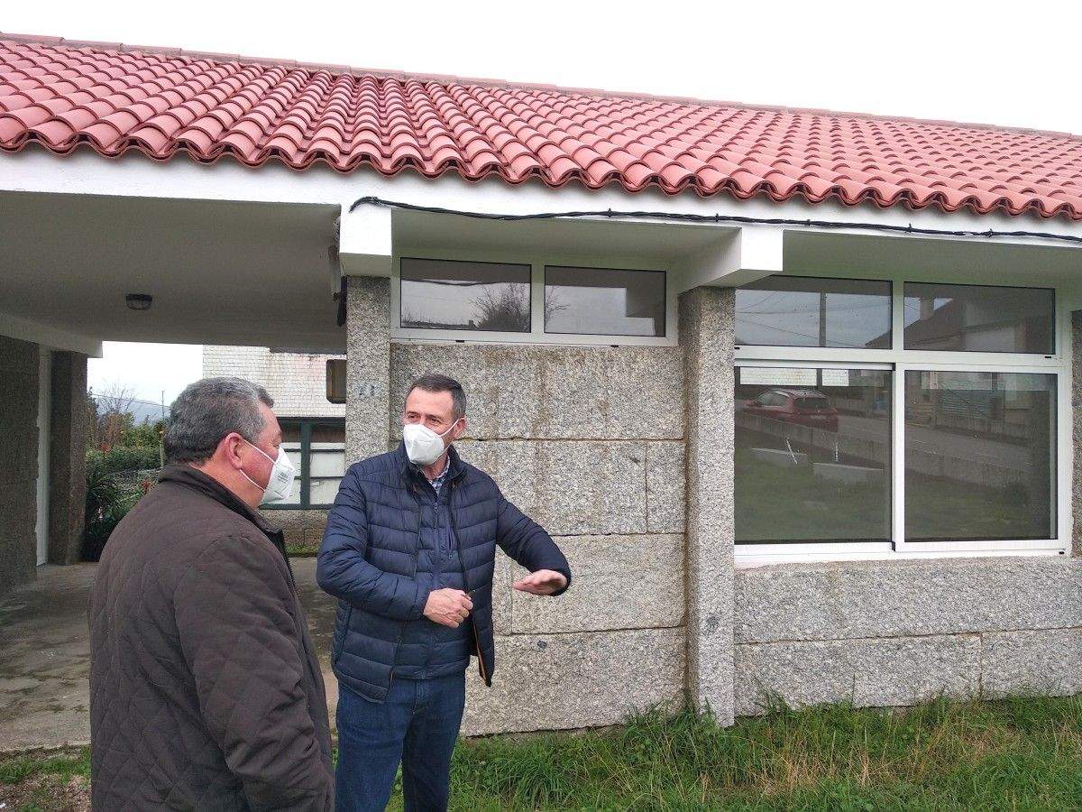 O alcalde de Barro na antiga escola de Cangrallo