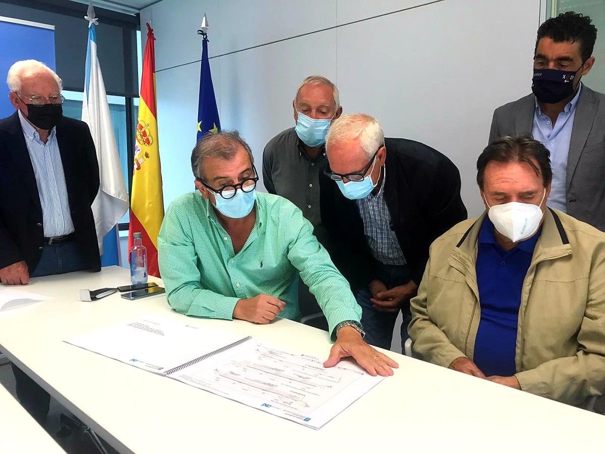 Veciños de Laxoso coñecen o proxecto de mellora da PO-234 da man da Xunta