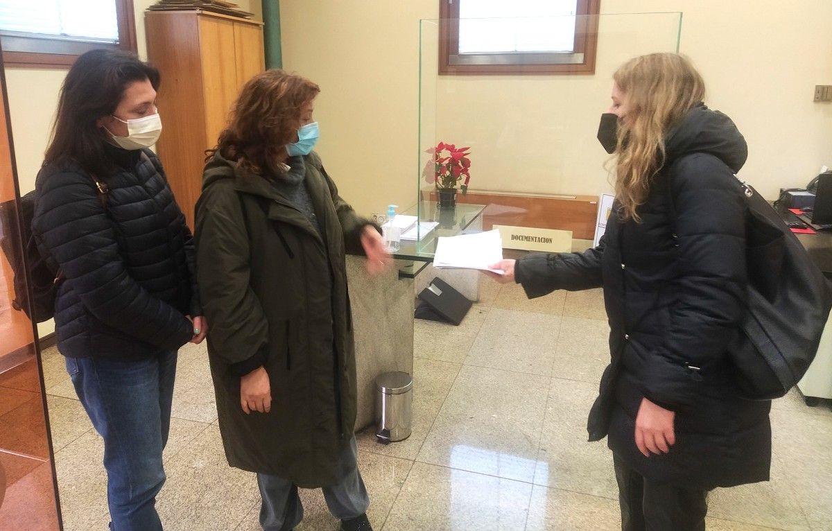 Marga Caldas presenta un escrito a la Valedora do Pobo