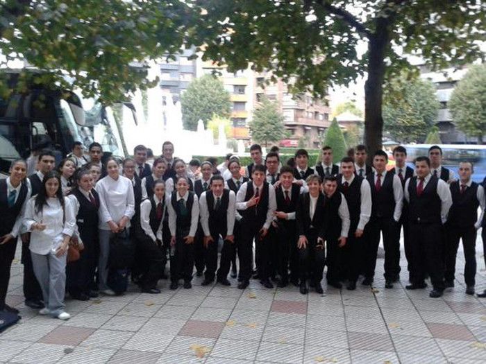 Alumnos del Carlos Oroza antes del servicio en los premios Príncipe de Asturias