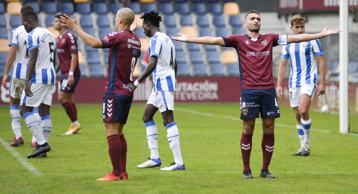 Partido de liga entre Pontevedra y Leganés B en Pasarón
