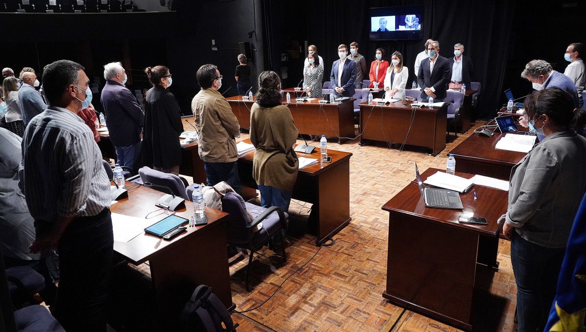 Minuto de silencio no pleno polo falecemento de Francisco Cobián