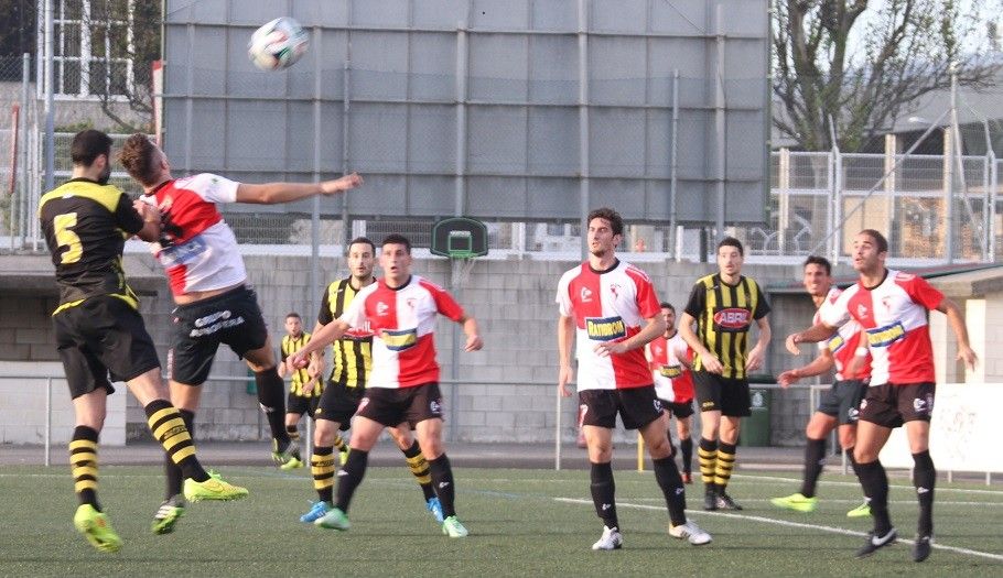 Un momento dun partido entre Rápido de Bouzas e Arosa no Baltasar Pujales
