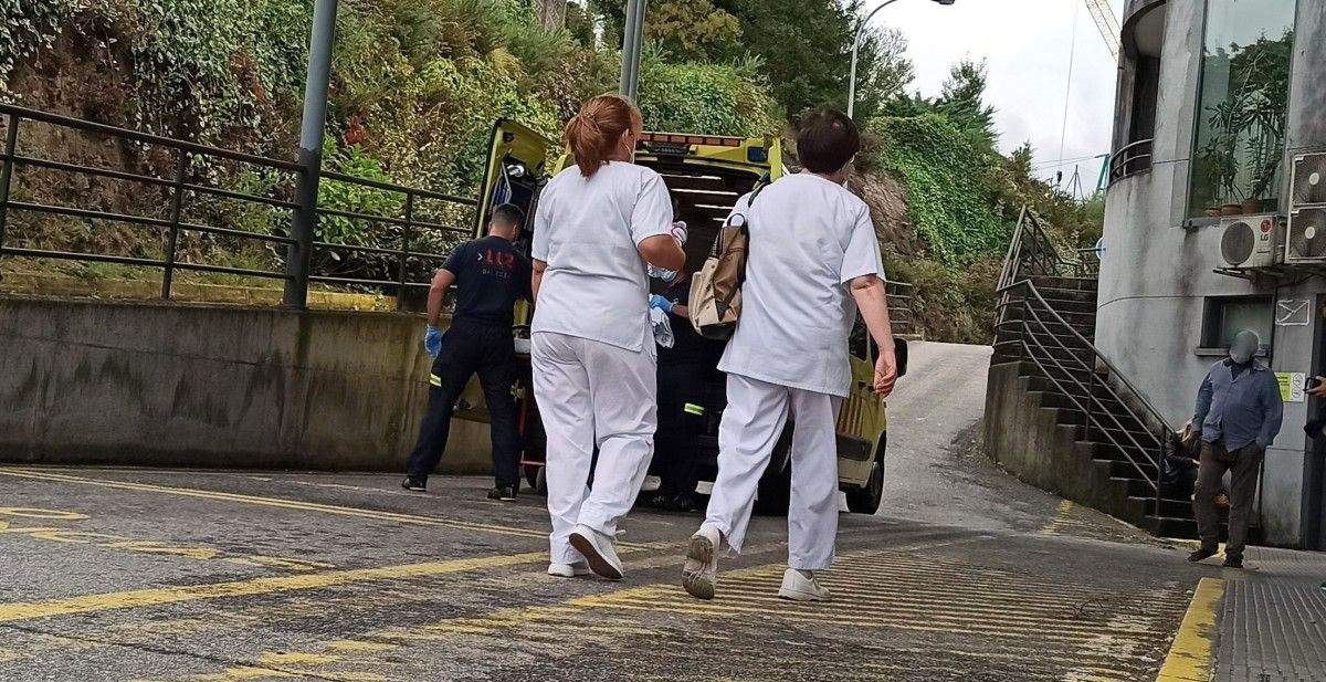 Persoal sanitario na entrada de Urxencias no Hospital Montecelo