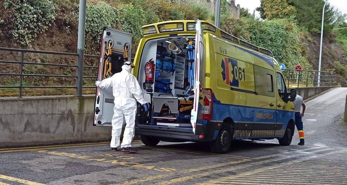 Sanitario con traxe de protección covid na entrada de Urxencias do Hospital Montecelo