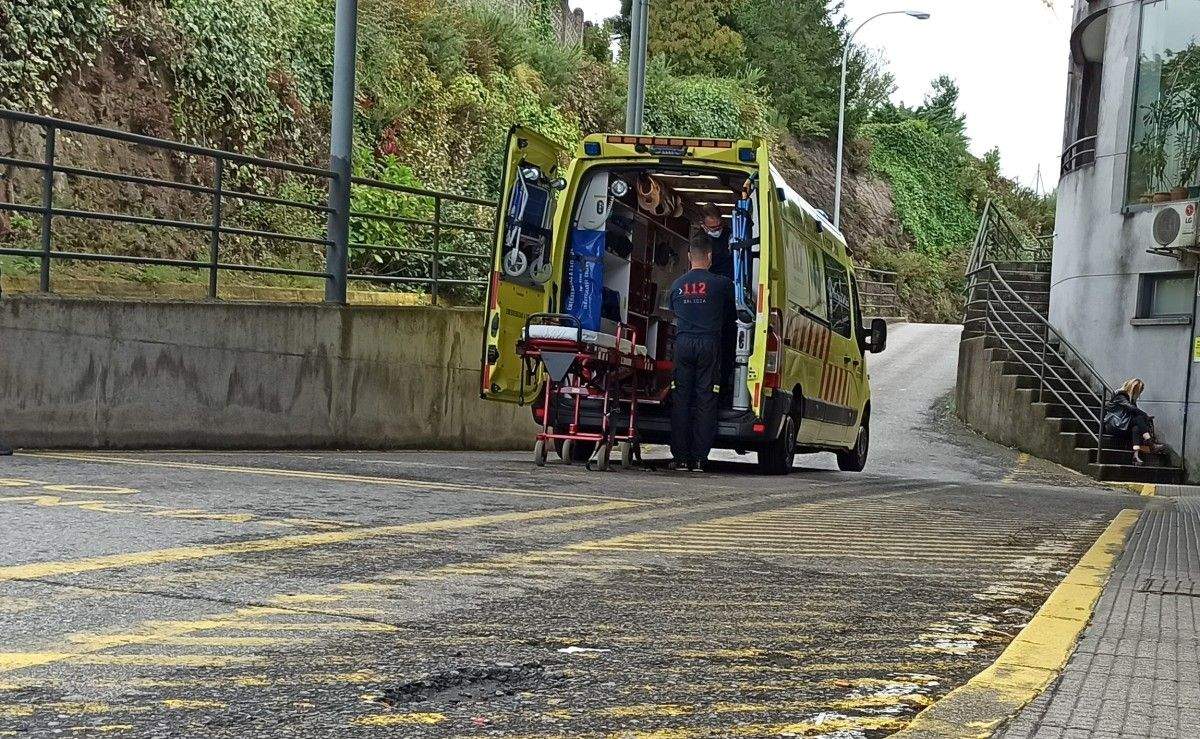 Ambulancia na entrada de Urxencias no Hospital Montecelo