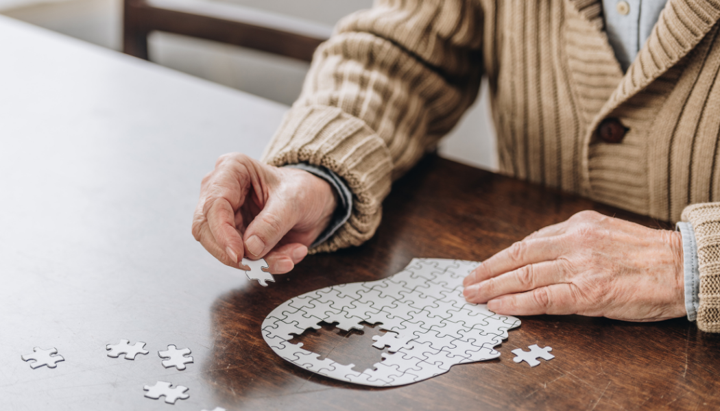 Una persona haciendo un puzzle