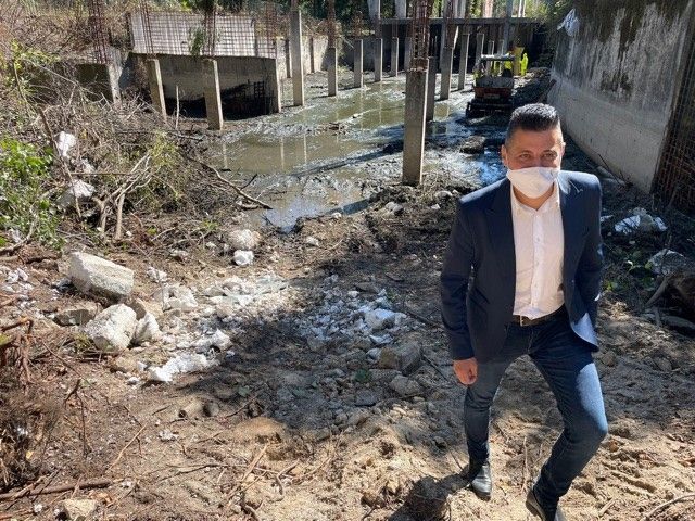 O alcalde de Ponte Caldelas visita a zona onde permanecen os restos de formigón do proxecto termal inconcluso