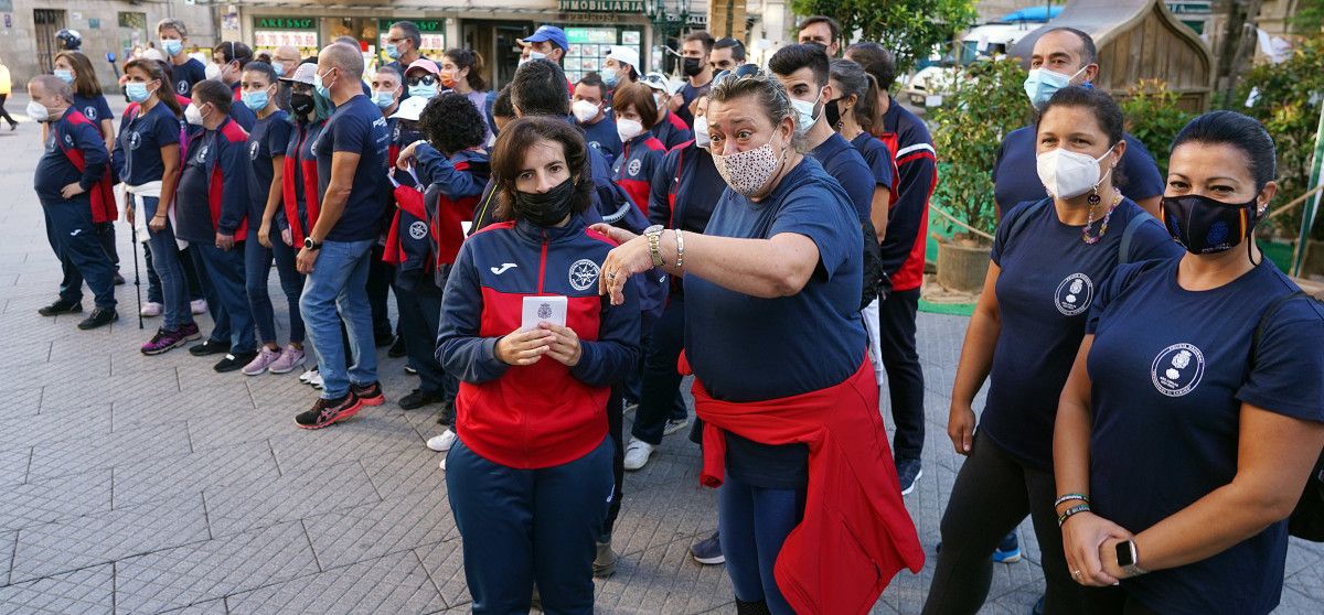Usuarios del Centro Méndez Núñez recorren con la Policía Nacional un tramo del Camino