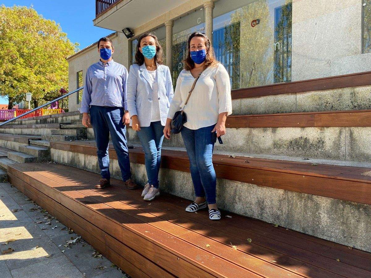 A alcaldesa de Marín, con dous concelleiros, na bancada reformada da Alameda de Seixo