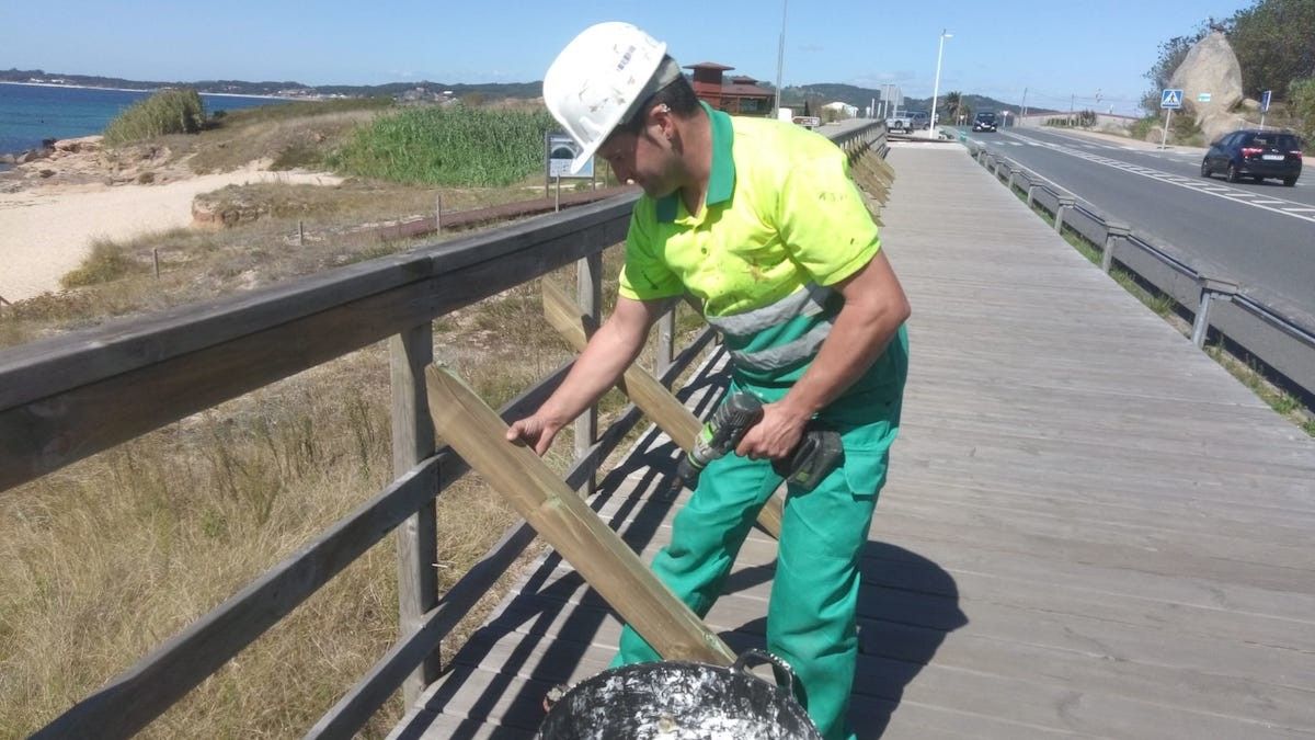 Traballos de conservación na pasarela da Lanzada