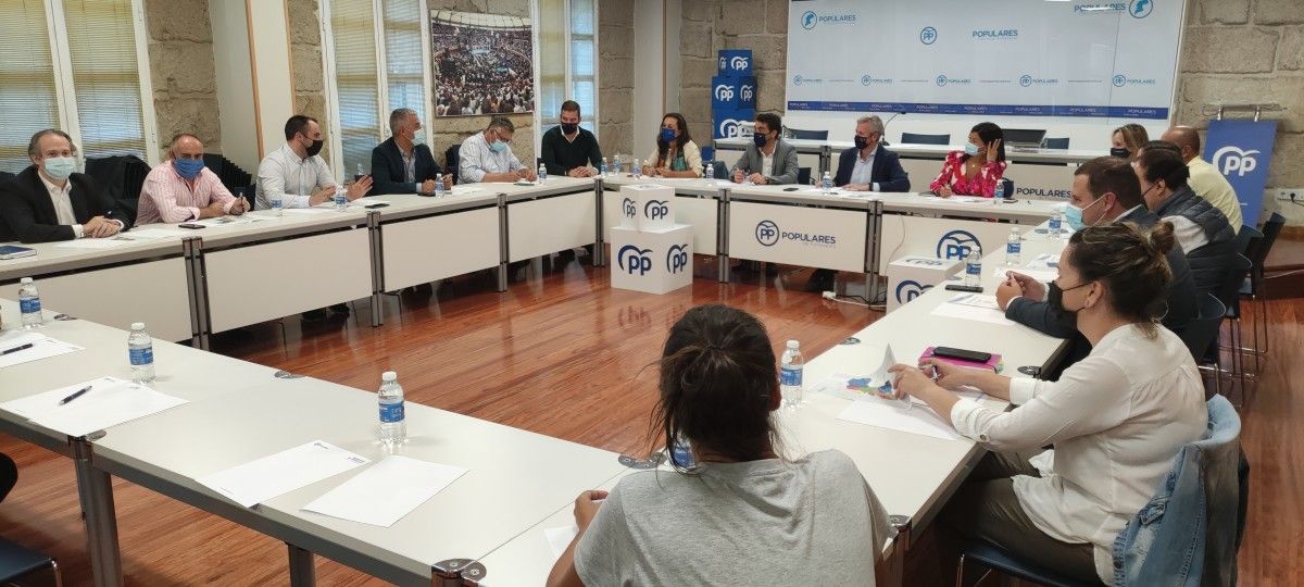 Reunión de coordinación de Alfonso Rueda cos vicesecretarios e coordinadores comarcais do PP
