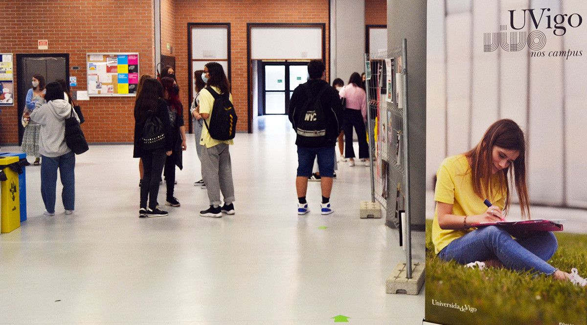 Alumnado no campus de Pontevedra
