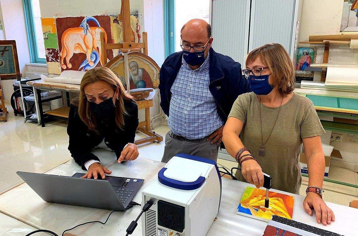 Visita del jefe territorial de Cultura y Educación (en el centro) a la Escola de Restauración