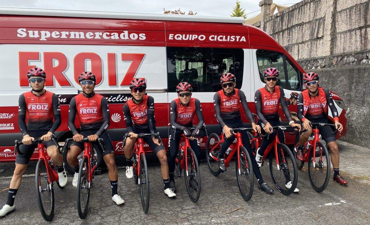Ciclistas do Supermercados Froiz que participan na Vuelta a Extremadura