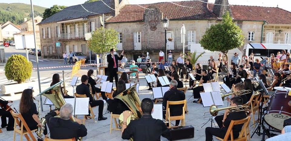 Actuación de la Banda de Música de Cerdedo