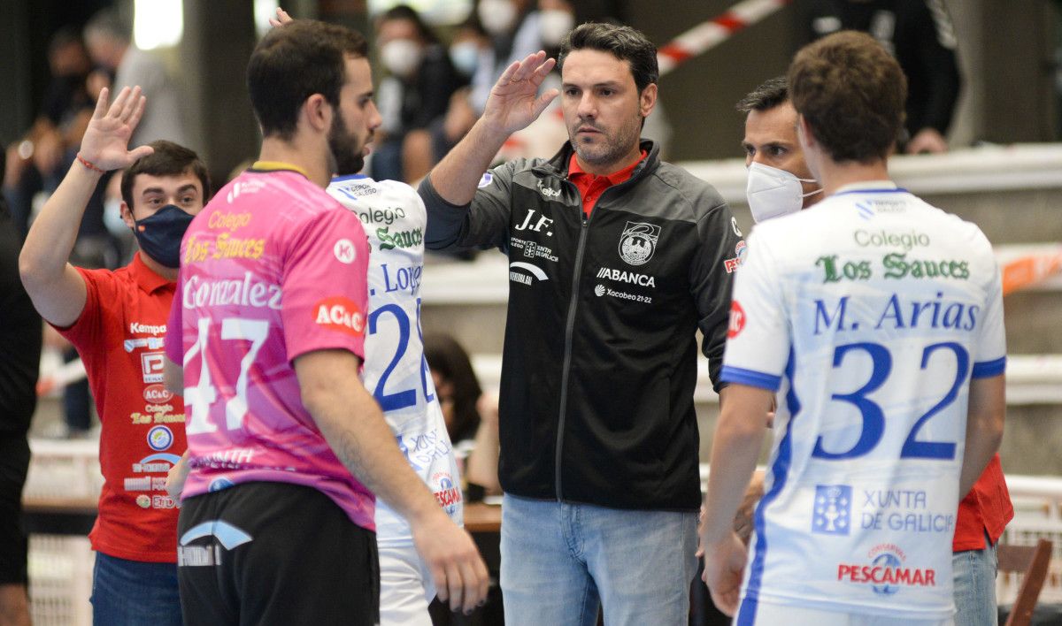 Partido de División Honor Plata entre Cisne y Novás en el Pabellón Municipal