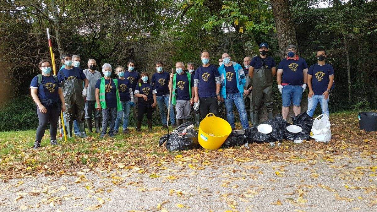 Participantes en la XIV Limpieza Simultánea de Ríos en Pontevedra