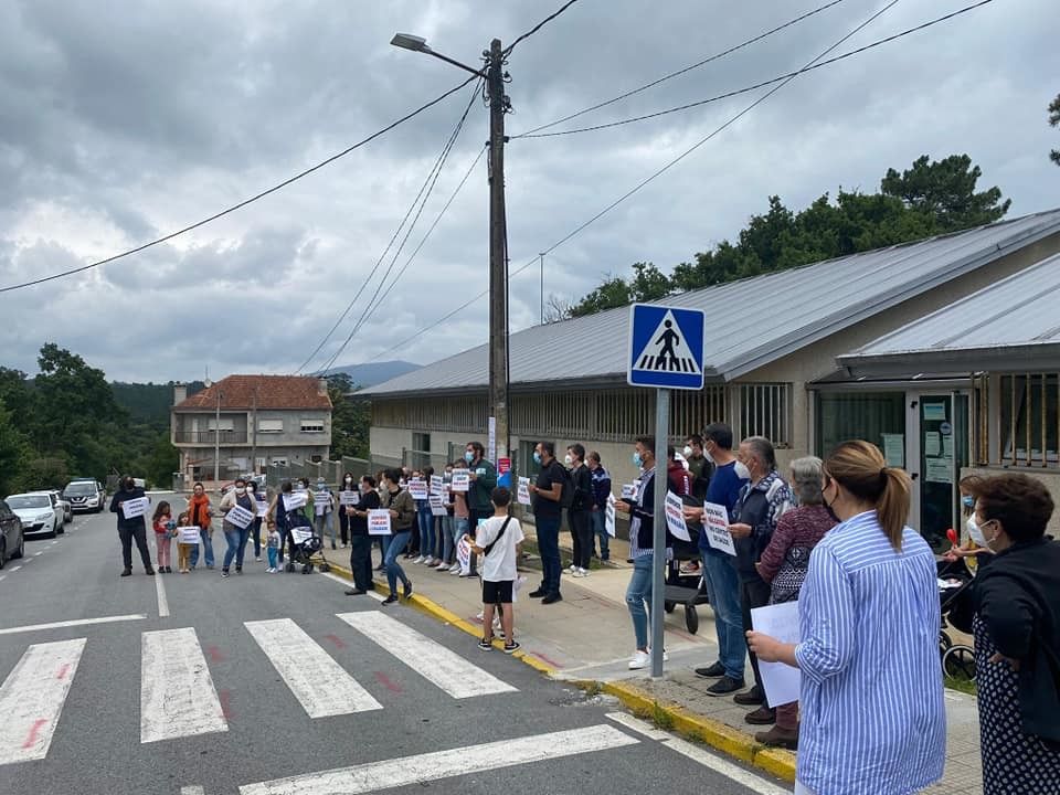 Protesta diante do centro de saúde Moraña