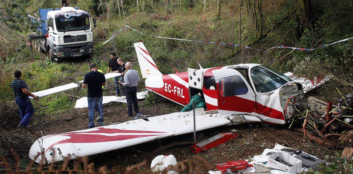 Técnicos de una empresa especializada y responsables del Gallaecia Air Club de Vigo desmontan la avioneta siniestrada en Barro