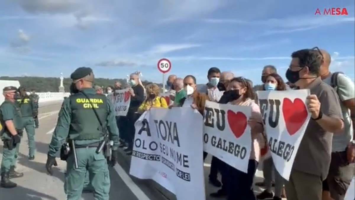 Concentración por la deturpación del topónimo "A Toxa"