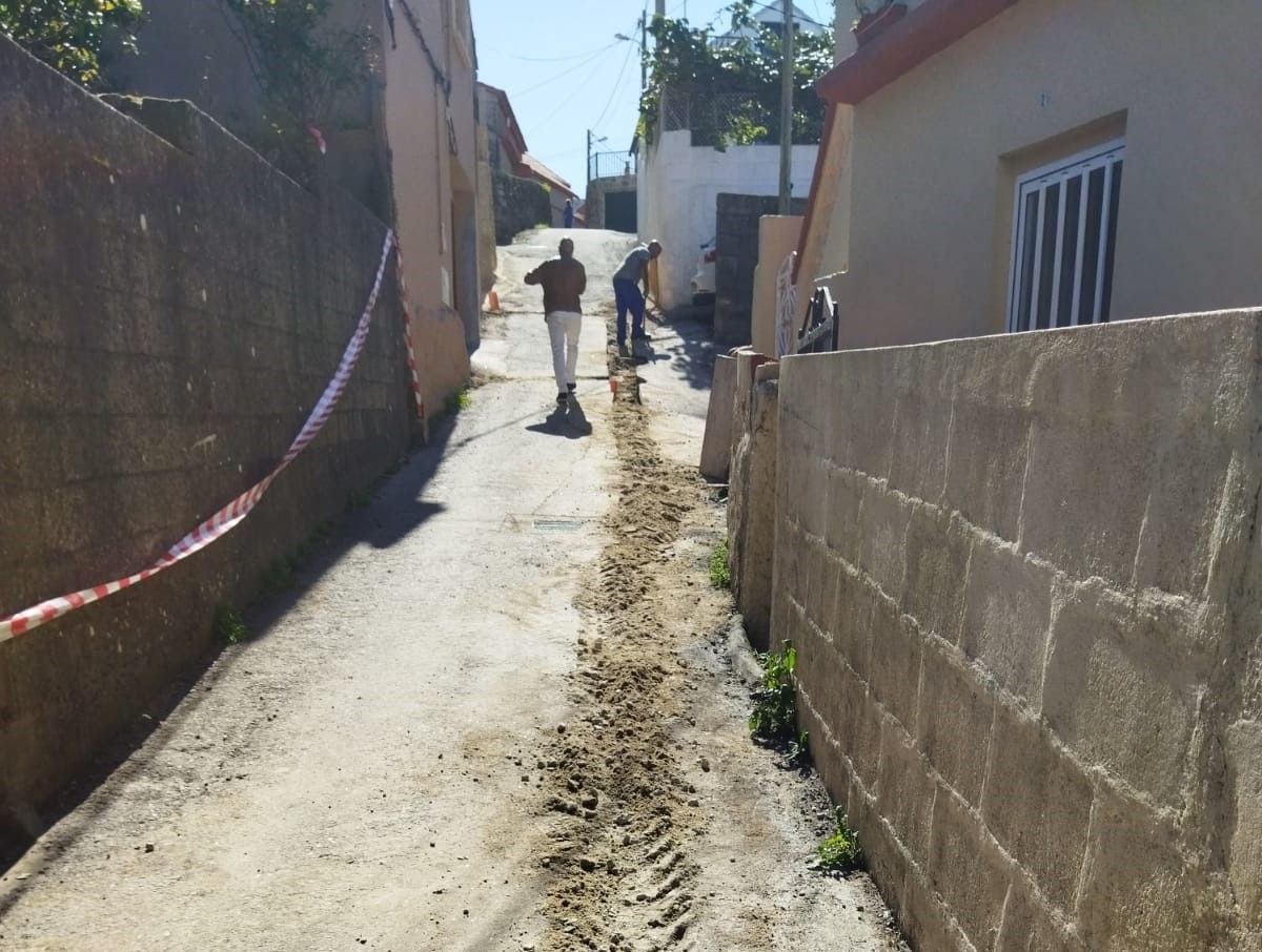 Obras de abastecemento de auga en Meáns, en Bueu