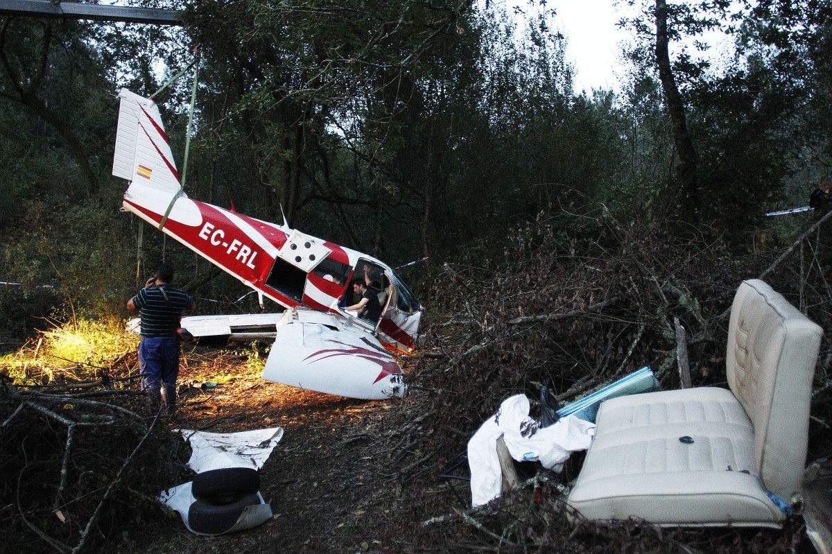 Tareas para desmontar y levantar la avioneta siniestrada en Barro